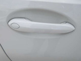 コンフォートアクセス装備です。ドアハンドルに触れてドアの開閉が可能です。
