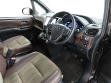 シンプルで使いやすいデザインの運転席です。