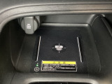 センターコンソールにはワイヤレス充電器を装備してます。Qi(チー)規格対応のスマートフォンなどを置くだけでワイヤレスで充電可能です。またスマートフォンの充電可能なUSB端子なども別途装備しています。