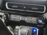 【オートエアコン】車内温度を感知して自動で温度調整をしてくれるのでいつでも快適な車内空間を創り上げます!どの席に座っても快適なドライブが楽しめます♪