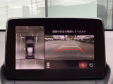 狭い場所での駐車やすれ違いなどでより的確な運転操作に役立つ360&deg;ビューモニターが装備されています。