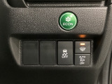 VSA装備車です。VSAはドライバーの操作と車の動きを見守っています。もし車の挙動が乱れたとき、4輪別々にブレーキをかけたり、エンジンパワーをしぼることによって車を安定させます。