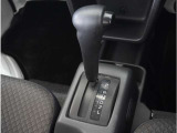 【シフトレバー】シフトもとても操作しやすいデザインになっております。運転する人の事を第一に考えた操作性の高い仕様です。