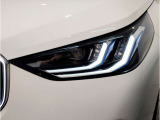 【LEDヘッドライト】先進のLEDテクノロジーを採用。放射される白色光の周波特性は太陽光に近く、バイキセノン・ヘッドライトを上回るコントラストで更に明るく輝きます!