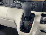 インパネシフトだから視線の移動も少なく足元もスッキリ♪運転席もゆったりしているのでゆとりを持ってドライブできますね!