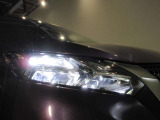 白く自然に近い明るさで視認性が高い「LEDヘッドライト」で安全、快適に。便利なオートライトシステムを装備してます。