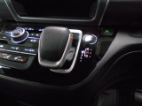 インパネシフトだから視線の移動も少なく足元もスッキリ。運転席もゆったりしているのでゆとりを持ってドライブできますね。