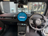 弊社お客様より頂いた下取車やデモカーが在庫の多くを占めています。車の経歴や整備記録が分かり、ご安心してお車をお選び頂ける正規ディーラーならではのラインナップでございます。