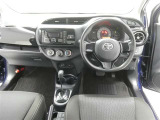 運転席からの視界はこんな感じです☆お気軽にご来店いただき、実際に座って是非お確かめください。ドライバーに寄り添う快適な操作フィールをもたらすステアリングです。