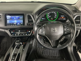 【ハンドル】運転にかかわる様々な操作を安全に行えるように視点移動が少なく操作性に配慮されたスイッチ類が凝縮されたコックピットです。