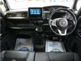 運転にかかわる様々な操作を安全に行えるように視点移動が少なく、操作性に配慮されたスイッチ類が凝縮されたコクピットです。