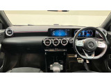 フロントシート・・・スポーティな形状のフロントシート。人間工学を追求した長時間の乗車でも疲れにくいシート形状です