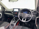 運転席まわりです。 各操作スイッチは使いやすい位置に配置されてます。