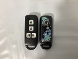 スマートキー付きですからドアロックの開閉およびエンジンスタートが楽々です。電動スライドドアの開け閉めもボタンで操作できます。スペアキーも同じものを用意しております。