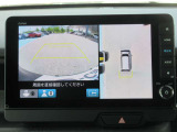 リバースギア連動のバックカメラが付いています。画面に鮮やかに写りますので夜間や雨の日も安心してバックできますね。人気装備の一つです。