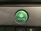 ECON モードをON にするとアクセルペダルの動きに対するエンジンの反応とエアコンの制御を切り換えることで、燃費のいい運転をするドライバーがペダルを踏んだ時と同じようにエンジンを制御します。