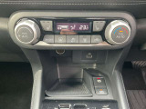 オートエアコン。運転席、助手席を温めるシートヒーターのスイッチです。