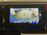 【バックカメラ】運転が苦手な方も車庫入れラクラクです!ギアをリバースに入れれば自動的に切り換わりますので、面倒な操作は不要です♪狭い駐車場もお車を傷つけず安心ですね!