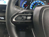 ステアリングスイッチ付き。前方から目を離すことなく操作することが可能です。