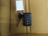 電子キーをポケットやカバンに入れているだけで、ドアの開錠・施錠が行えます。荷物を抱えていてもラクラク開閉です。エンジン始動も行えます。