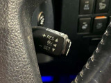 【レーダークルーズコントロール】ミリ波レーダーが車間距離を測って設定車速内で車速に比例した車間距離を保ちながら追従走行する装置で近づきすぎたときは自動でブレーキし、離れすぎたときには自動増速もする。