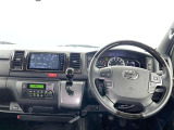 運転席まわりです。 各操作スイッチは使いやすい位置に配置されてます。
