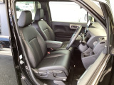 フロント広々、ベンチシートの運転席は、ハイトアジャスターが付いているので、快適にドライブができます。ハンドルはテレスコピック機能で、ハンドル位置を上・下・手前・奥に調節できます。