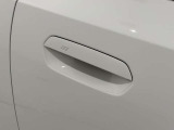 コンフォートアクセス付きでキーを携帯していれば施錠、開錠が可能です。
