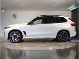 【XDrive】強大なパワーをXdriveシステムが瞬時に理想的な可変配分を行い、かつてない安心・快適・スポーティな走りを約束します。走行状況に応じてトルク配分を最適化してくれる優れものです!