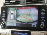 パノラミックビューモニター付きです。車両を上から見たような映像をナビゲーション画面に表示。運転席からの目視だけでは見にくい、車両周辺の状況をリアルタイムでしっかり確認できます。