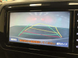【バックガイドモニター】後方の映像をナビ画面に表示するだけでなく、ステアリング操作に連動して動くガイド線も同時に表示!予想進路の確認をしながら後退できるので便利です!