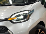 【LEDヘッドライト】悪天候や夜間走行時も良好な視界を確保し安心して運転できる高輝度LEDヘッドライトを装備!点灯速度が早く、消費電力も抑えられています。