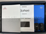 スマートキーは鍵をバッグに入れたままでもドアロックの開閉やエンジンのON・OFFができます。夜間や雨の日も鍵を探さなくて良いので便利です。