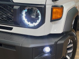 【LEDヘッドライト】悪天候や夜間走行時も良好な視界を確保し安心して運転できる高輝度LEDヘッドライトを装備!点灯速度が早く、消費電力も抑えられています。