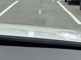運転視界の遠方上方に虚像を投影することで前を見ながら情報の視認ができます。本当にドライバーが必要な情報を適切に伝え、楽しんで頂くことを考えた新世代装備です。※虚像は2.6m前方に浮かぶイメージです。