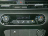 快適オートエアコン付♪設定温度をキープし車内を快適な温度に保ちます♪