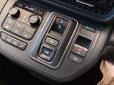 ワンアクションでスムーズな運転を支援する、エレクトリックギアセレクターに、パーキングブレーキは、電子制御パーキングブレーキです。