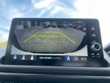 バックモニター装備。画面にて後方の確認が行えるので、バック駐車や車庫入れの際には重宝します。車の運転に慣れない方でも安心のガイドライン表示機能付。