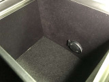 センターコンソールボックスは左右両開きタイプです。運転席・助手席どちらからでも開閉が可能です。