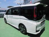 リモコンや運転席のスイッチ、ドアハンドルの操作で自動開閉のスライドドアです。荷物の多いときなどに便利です。