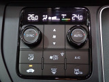 運転席からも手が届きやすく、操作しやすい空調コントロールパネル。オートエアコンなので操作の煩わしさが無くオールシーズン快適にドライブできます。快適空間で運転に集中できますね。