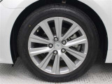 純正アルミホイールは精度が高く、走行の安定性が優れています。タイヤサイズ215/55R17