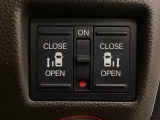 【両側パワースライドドア】両側がパワースライドドアになっており、運転席のスイッチやスマートキーでも開閉が可能です!開口部も広いので乗り降りも楽々♪
