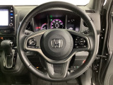 ハンドルにHondaセンシング系のクルーズコントロールやレーンキープアシストなどのスイッチと、オーディオの操作スイッチが装備されています。ハンドルから手を離さず安全に操作できます。