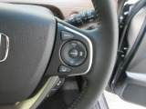 ハンドル右側にはクルーズコントロールのスイッチが装備され運転中の操作も安心して行えます。