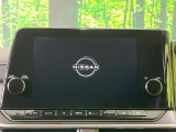 【メーカー純正9型ナビ】インテリアに溶け込むスタイリッシュな「専用設計」メーカーナビを装備♪視認性や操作性など基本性能にも優れ、より上質なカーライフをお楽しみいただけます。