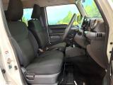 運転席まわりには十分なスペースがあり、大柄な方でもゆったり運転していただける環境です。