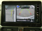ギアを『R』に入れた後、カメラボタンを押すと、運転席から見えない左側面をナビ画面にうつしてくれるので、幅寄せや縦列駐車がし易くなります。