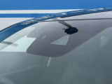 誤発進抑制機能など、毎日の安心をサポートする技術を搭載。Features like mis-start prevention support daily safety.
