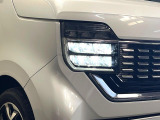 【LEDヘッドライト】悪天候や夜間走行時も良好な視界を確保し安心して運転できる高輝度LEDヘッドライトを装備!点灯速度が早く、消費電力も抑えられています。